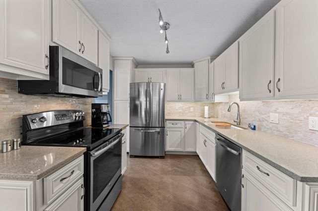 3030 Saint Albans Mill Road 215, Minnetonka, MN 55305