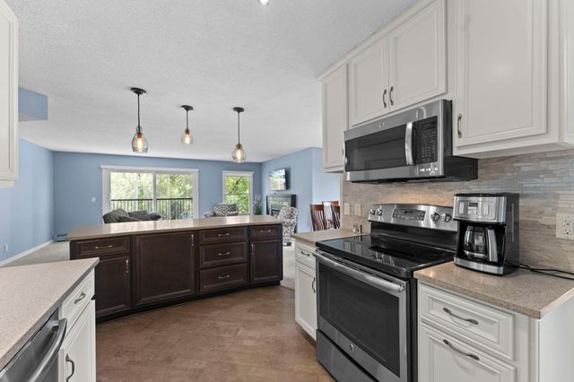 3030 Saint Albans Mill Road 215, Minnetonka, MN 55305