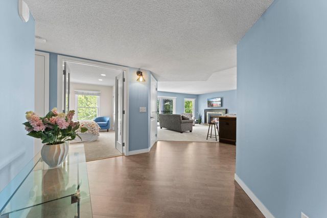 3030 Saint Albans Mill Road 215, Minnetonka, MN 55305