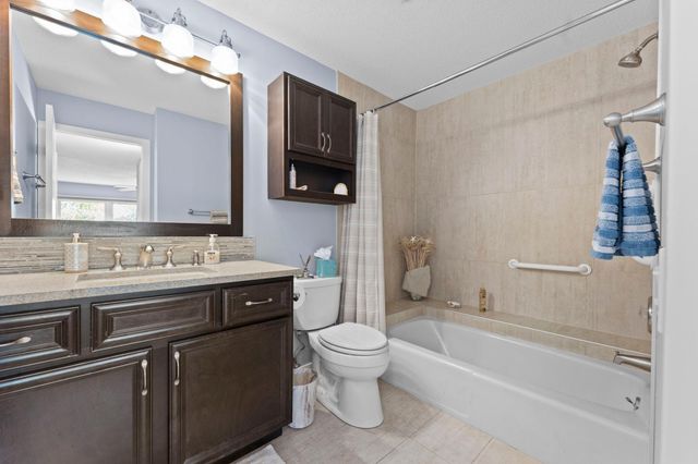 3030 Saint Albans Mill Road 215, Minnetonka, MN 55305