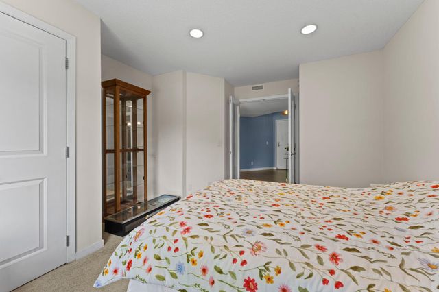 3030 Saint Albans Mill Road 215, Minnetonka, MN 55305