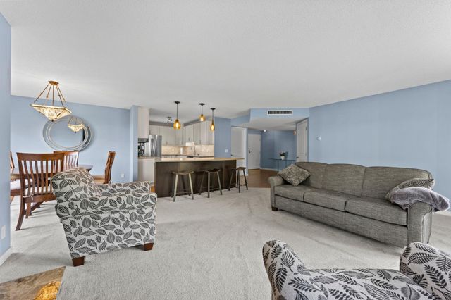 3030 Saint Albans Mill Road 215, Minnetonka, MN 55305