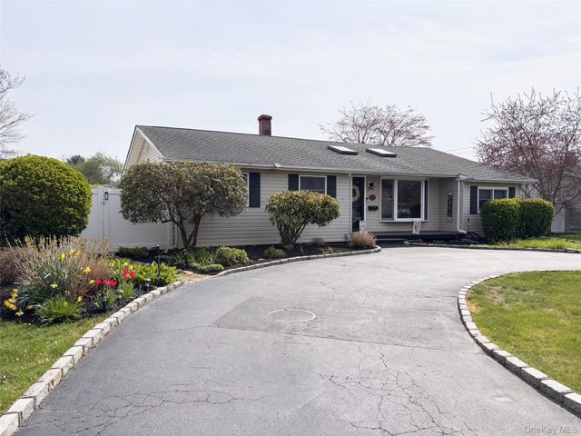 212 Matthews Road, Oakdale, NY 11769