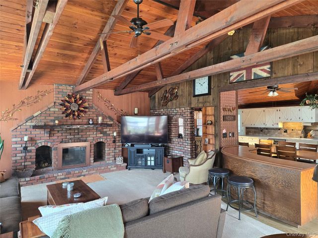 212 Matthews Road, Oakdale, NY 11769