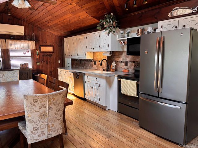 212 Matthews Road, Oakdale, NY 11769