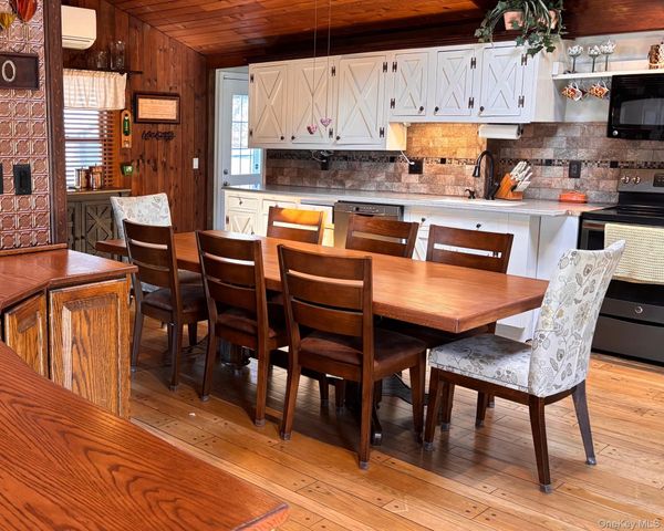 212 Matthews Road, Oakdale, NY 11769