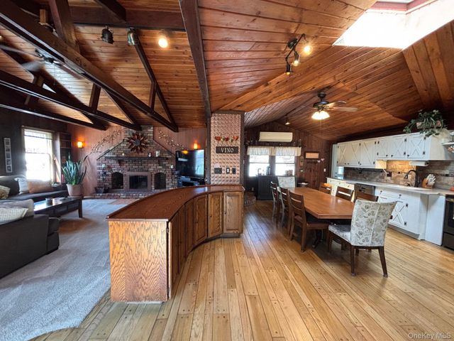 212 Matthews Road, Oakdale, NY 11769