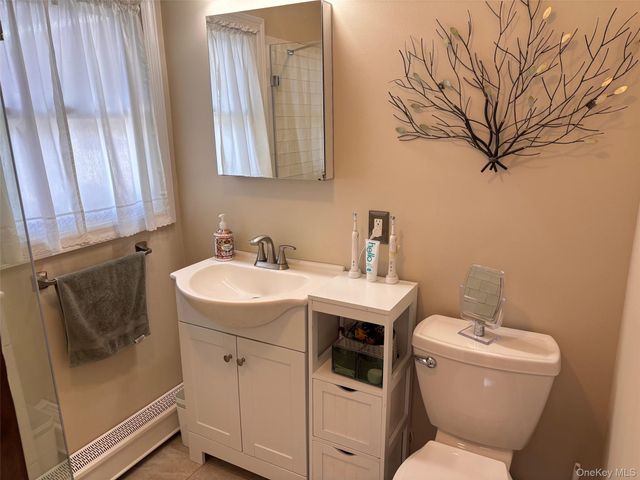 212 Matthews Road, Oakdale, NY 11769
