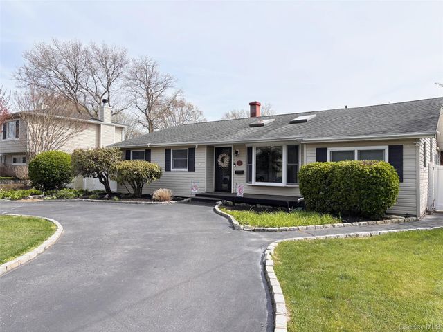 212 Matthews Road, Oakdale, NY 11769