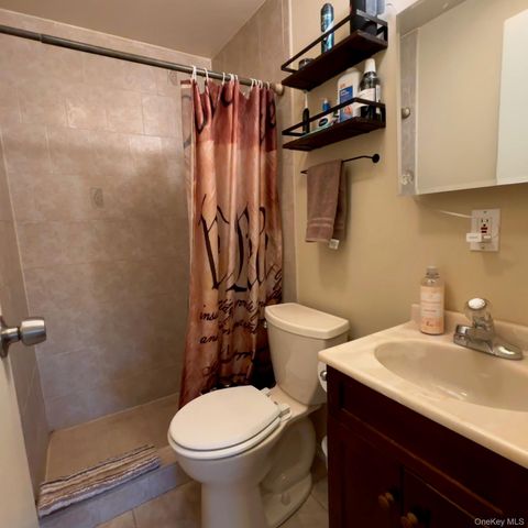 212 Matthews Road, Oakdale, NY 11769