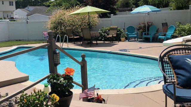212 Matthews Road, Oakdale, NY 11769