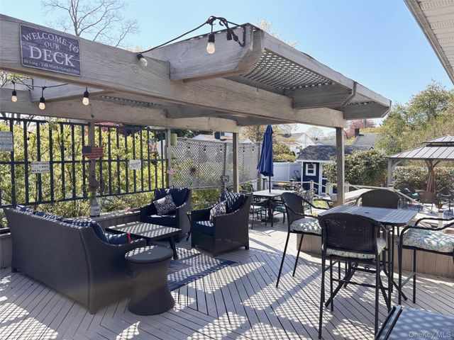 212 Matthews Road, Oakdale, NY 11769