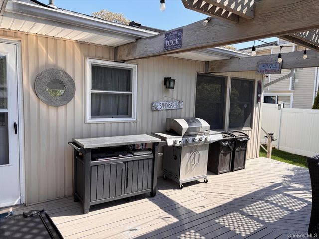 212 Matthews Road, Oakdale, NY 11769