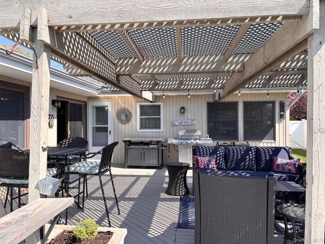 212 Matthews Road, Oakdale, NY 11769