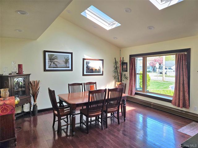 212 Matthews Road, Oakdale, NY 11769