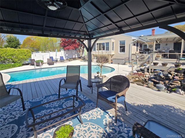 212 Matthews Road, Oakdale, NY 11769