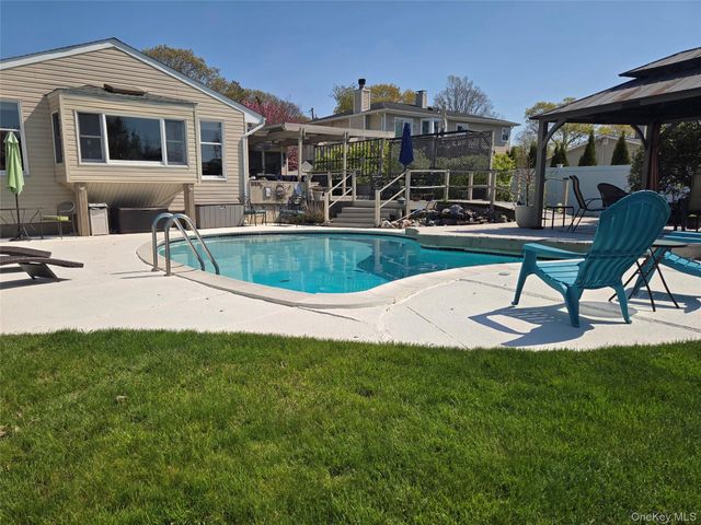 212 Matthews Road, Oakdale, NY 11769