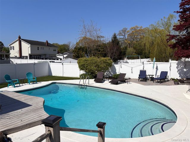 212 Matthews Road, Oakdale, NY 11769