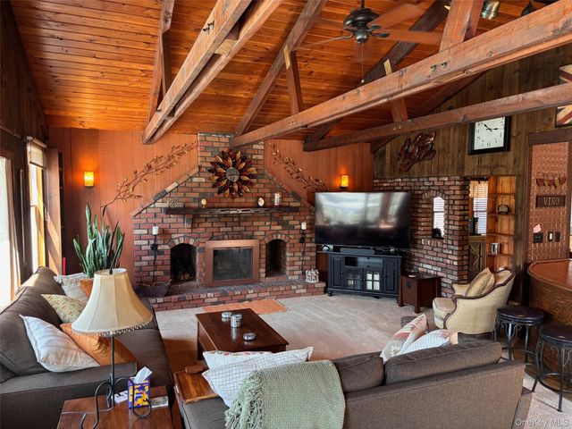 212 Matthews Road, Oakdale, NY 11769