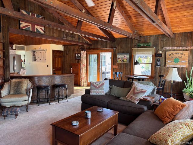 212 Matthews Road, Oakdale, NY 11769