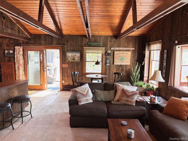 212 Matthews Road, Oakdale, NY 11769