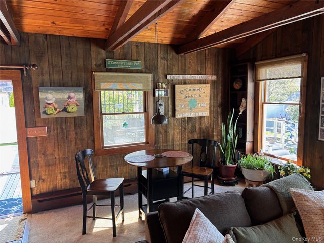 212 Matthews Road, Oakdale, NY 11769