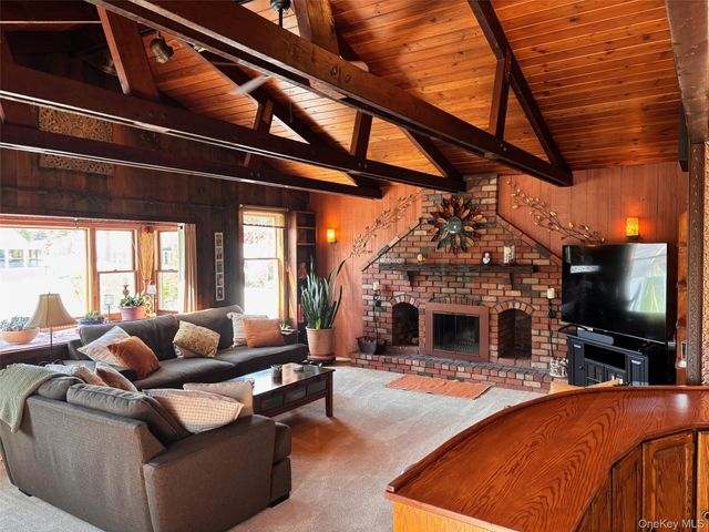 212 Matthews Road, Oakdale, NY 11769