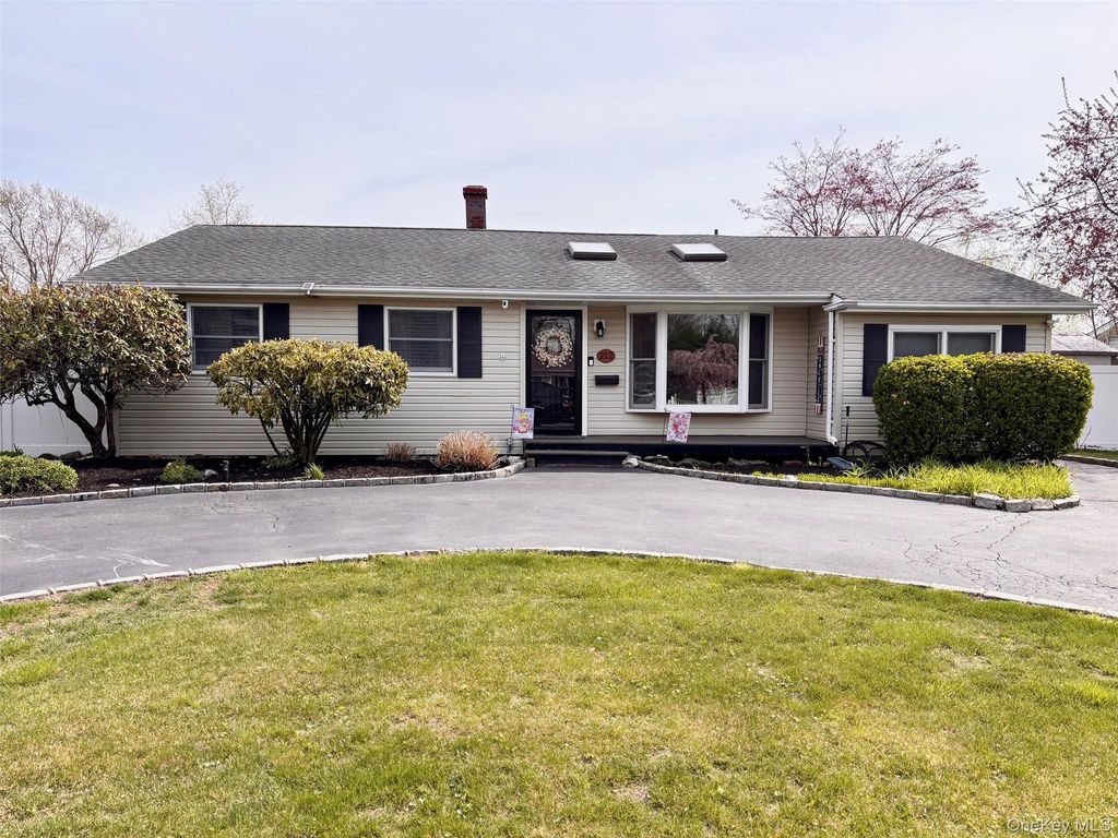212 Matthews Road, Oakdale, NY 11769
