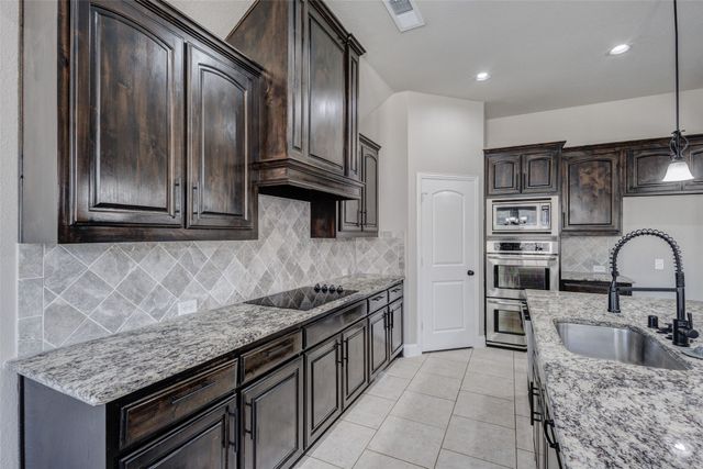 902 Star Grass Drive, Mansfield, TX 76063