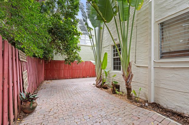 217 Lytton Court, West Palm Beach, FL 33405