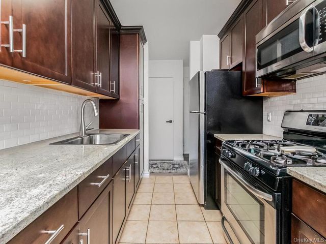 920 Metcalf Avenue 14J, Bronx, NY 10473