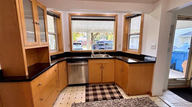 25000 Ann Arbor Trail, Dearborn Heights, MI 48127