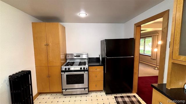 25000 Ann Arbor Trail, Dearborn Heights, MI 48127