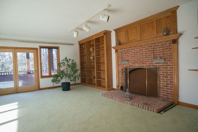 61 South Valley Road, Pelham, MA 01002