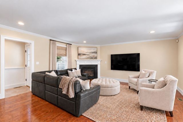 80 Pleasant St 80, Medfield, MA 02052