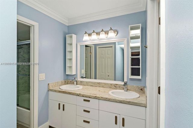 390 Racquet Club Rd 202, Weston, FL 33326