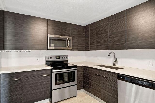 390 Racquet Club Rd 202, Weston, FL 33326