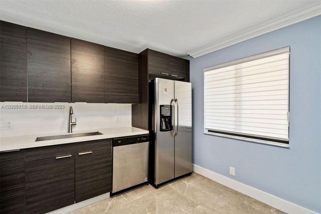 390 Racquet Club Rd 202, Weston, FL 33326