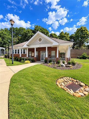 2585 Laurel Circle NW, Atlanta, GA 30311