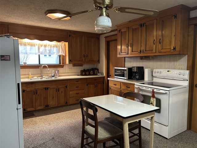 33282 N MAIN Street, Townville, PA 16360