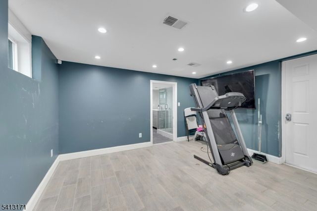 5 General Karge Ct, Elizabeth City, NJ 07202