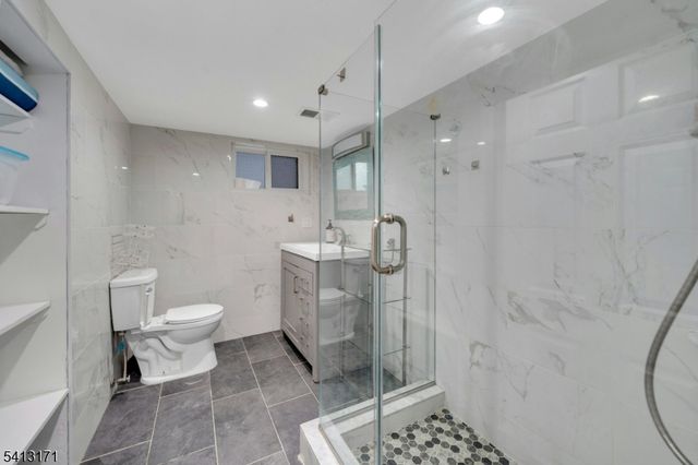 5 General Karge Ct, Elizabeth City, NJ 07202