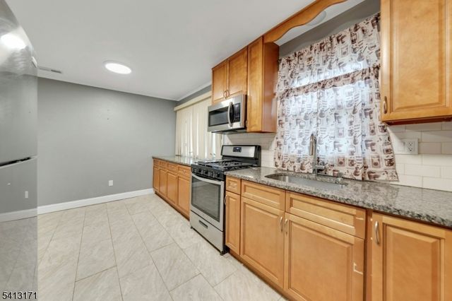 5 General Karge Ct, Elizabeth City, NJ 07202