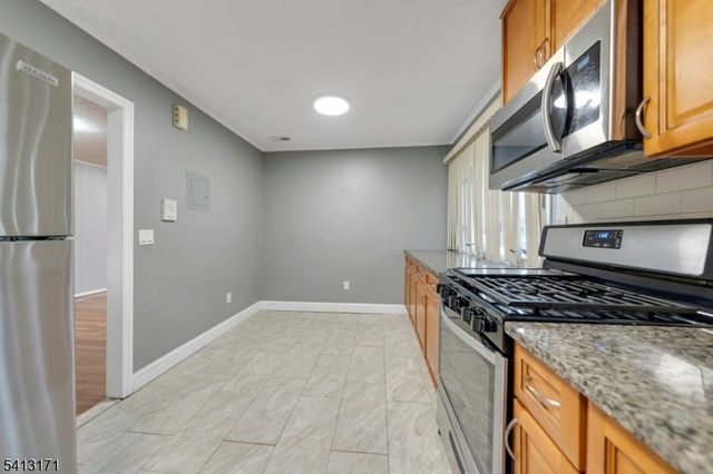 5 General Karge Ct, Elizabeth City, NJ 07202