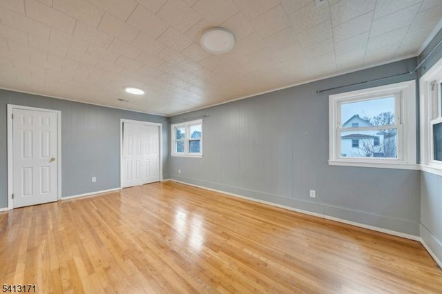 5 General Karge Ct, Elizabeth City, NJ 07202