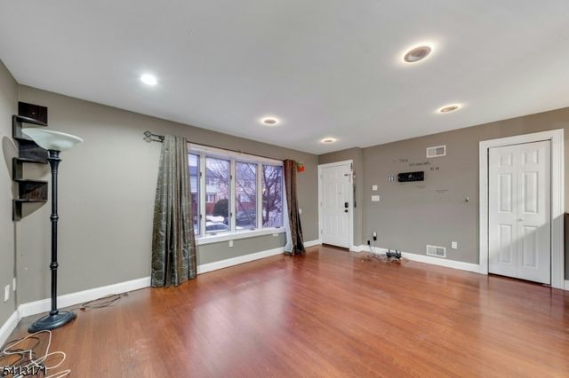 5 General Karge Ct, Elizabeth City, NJ 07202