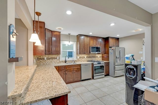 5 General Karge Ct, Elizabeth City, NJ 07202