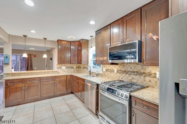 5 General Karge Ct, Elizabeth City, NJ 07202