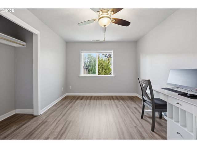 406 SUNSET Ct, Amity, OR 97101