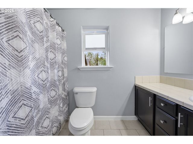 406 SUNSET Ct, Amity, OR 97101